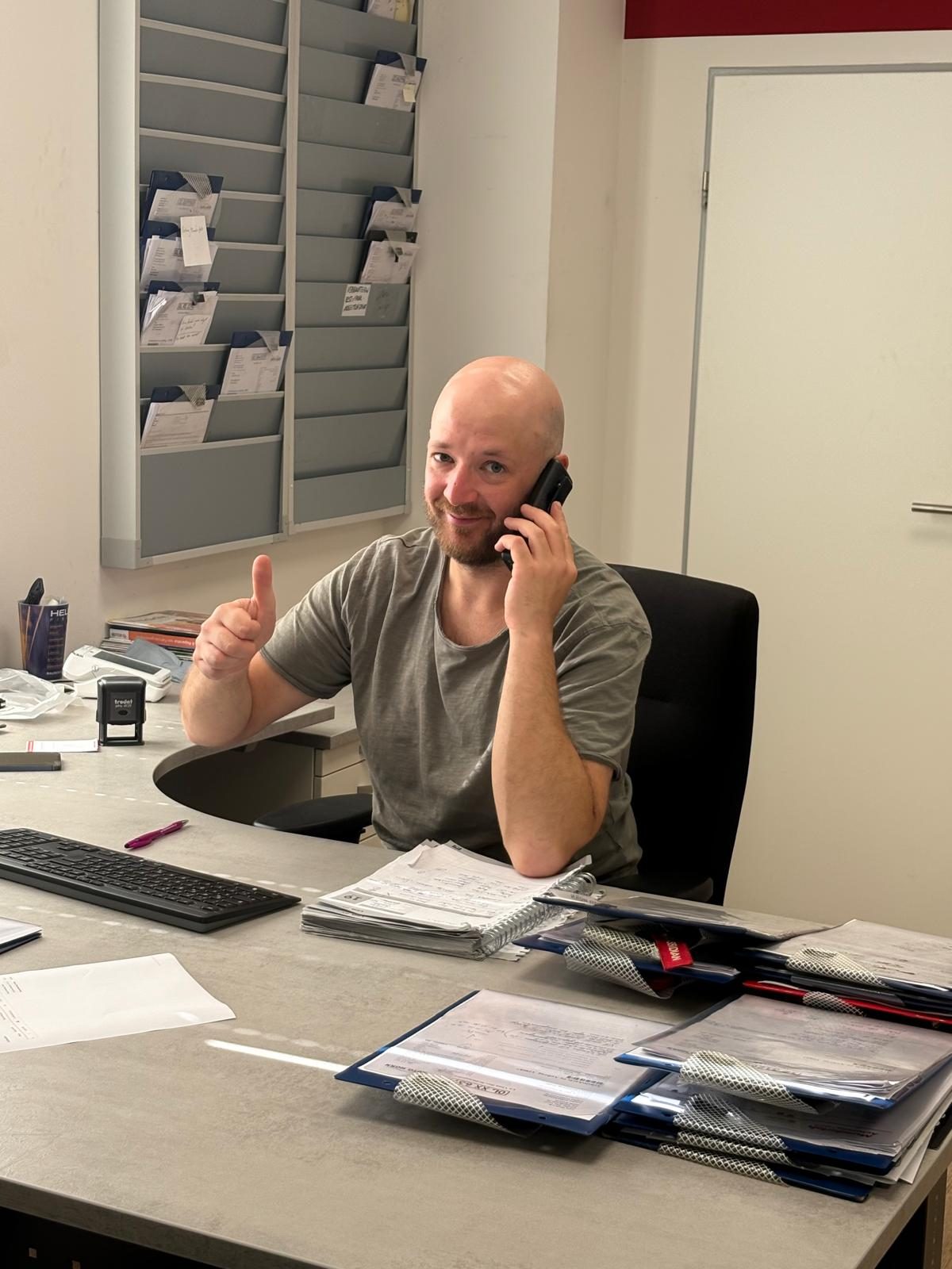 Christian Frers an der Service-Annahme bei Auto Horn in Rastede