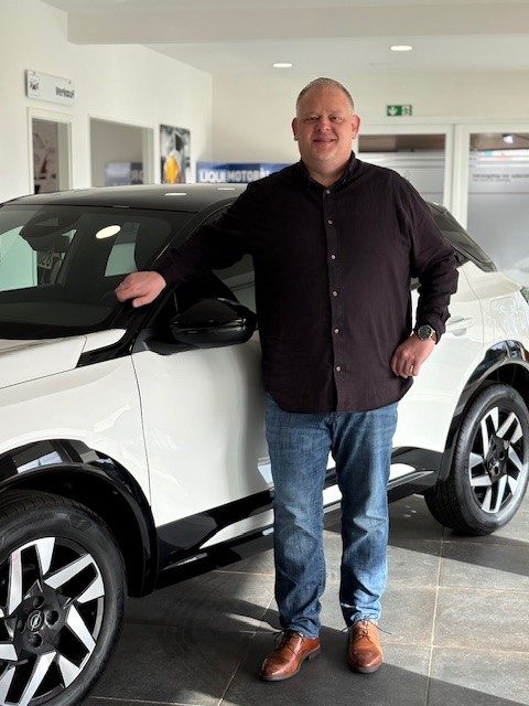 Tim Wulf, Inhaber von Auto Horn, im Autohaus in Rastede