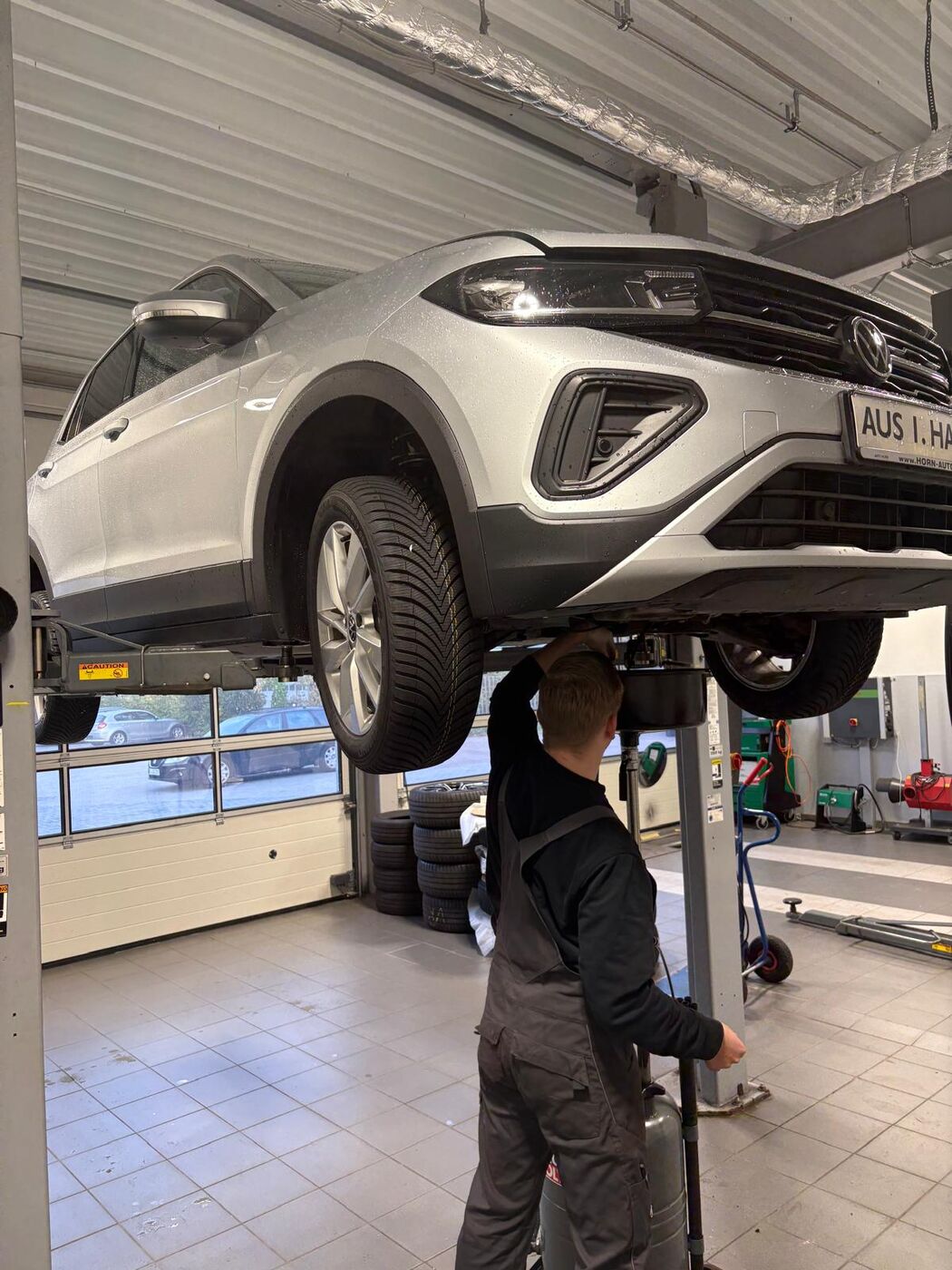 Kfz-Mechatroniker bei der Arbeit an der Hebebühne bei Auto Horn in Rastede